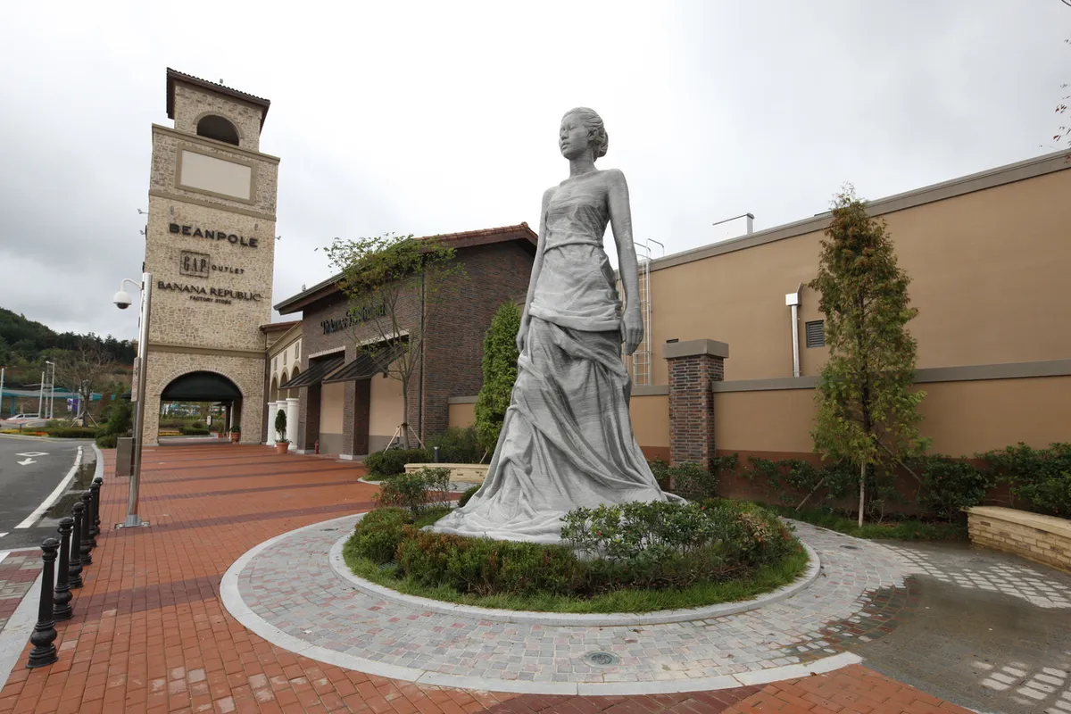 Busan Premium Outlet walkway for outlet shopping in Gijang