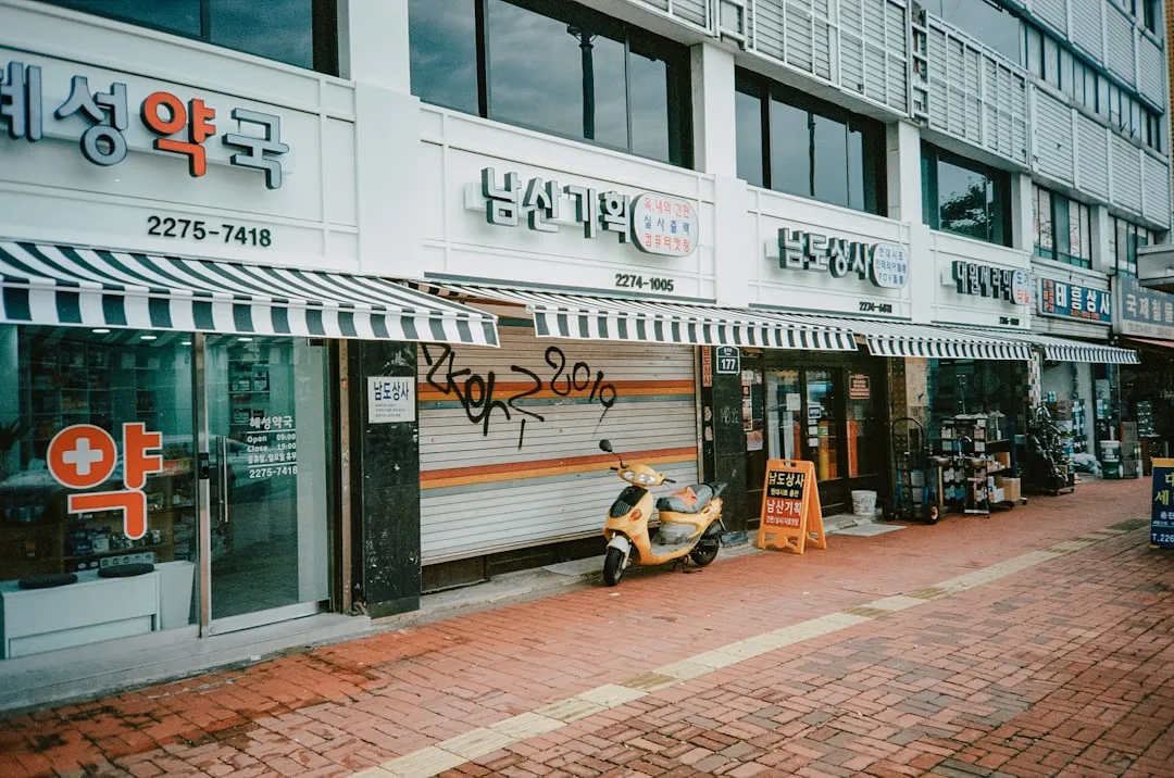 Bus on a Korean street for cash or card in Korea transport payment guide