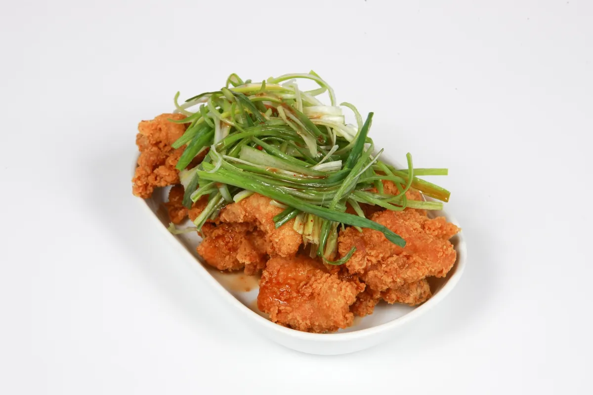 Korean fried chicken topped with green onion for a chimaek guide