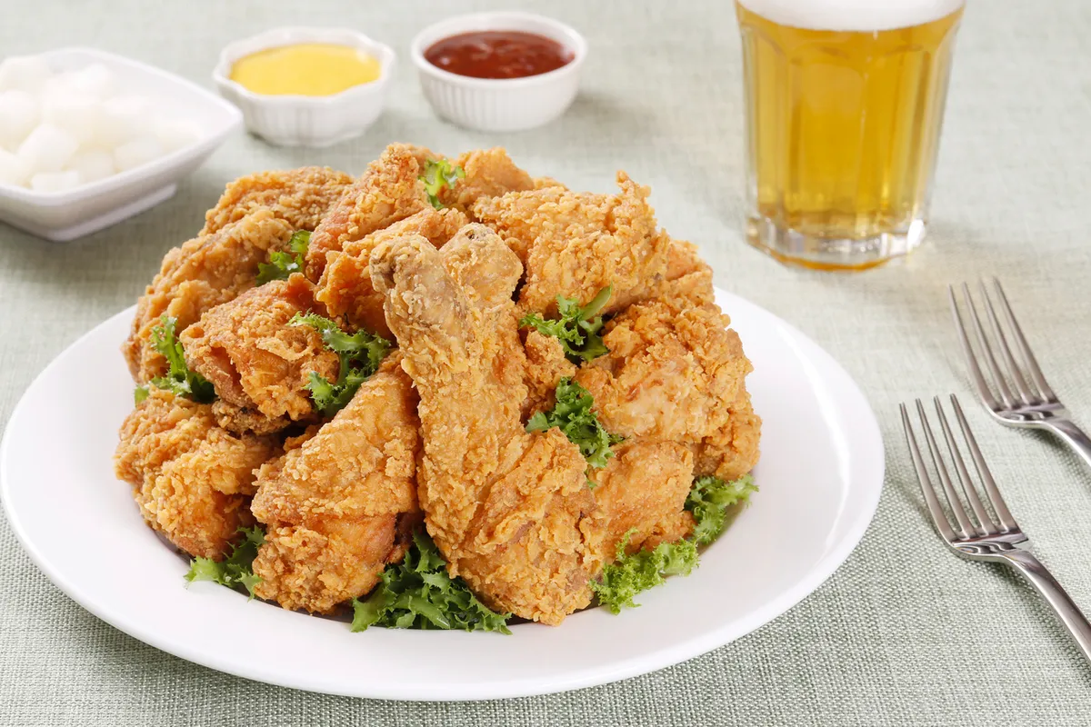 Fried chicken served with beer glasses for a chimaek guide
