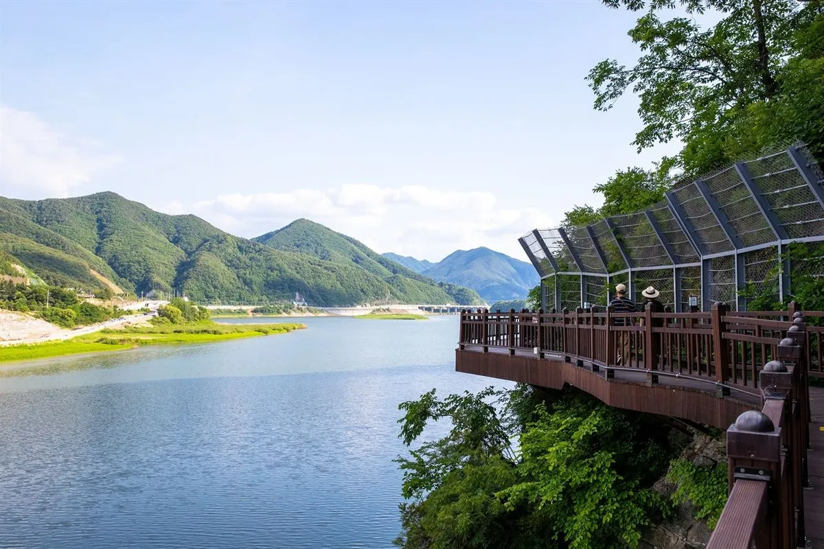 Viewing platform on Danyanggang Jando Trail facing the Namhangang River and mountain slopes