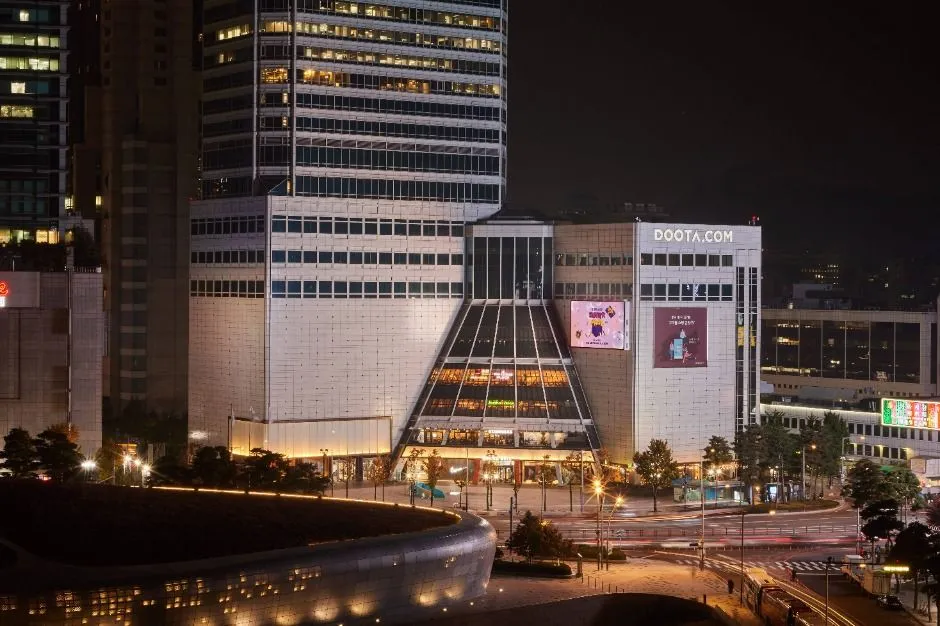 Doota Mall exterior for Dongdaemun fashion shopping