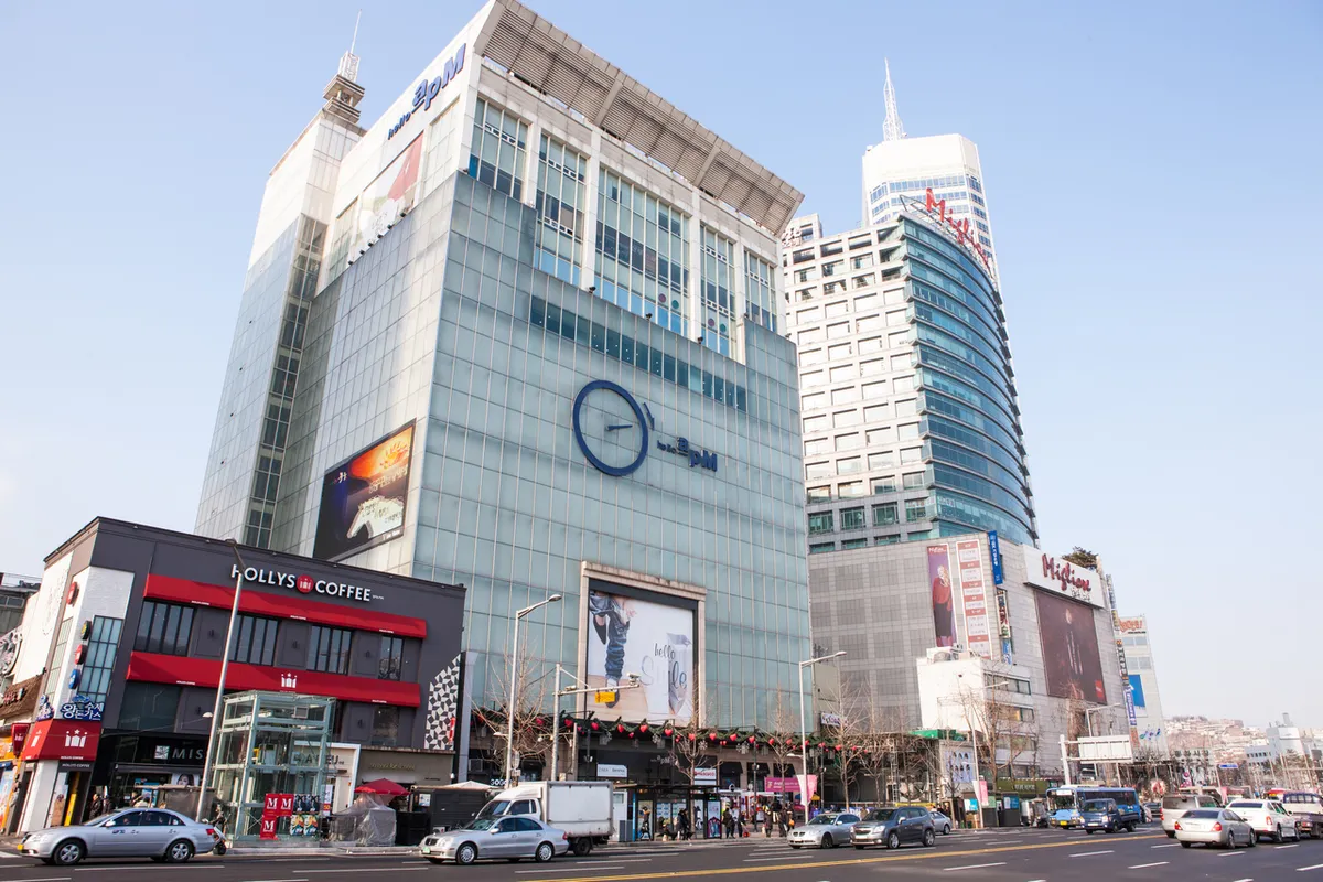 Fashion malls and traffic in the Dongdaemun shopping district near hotels