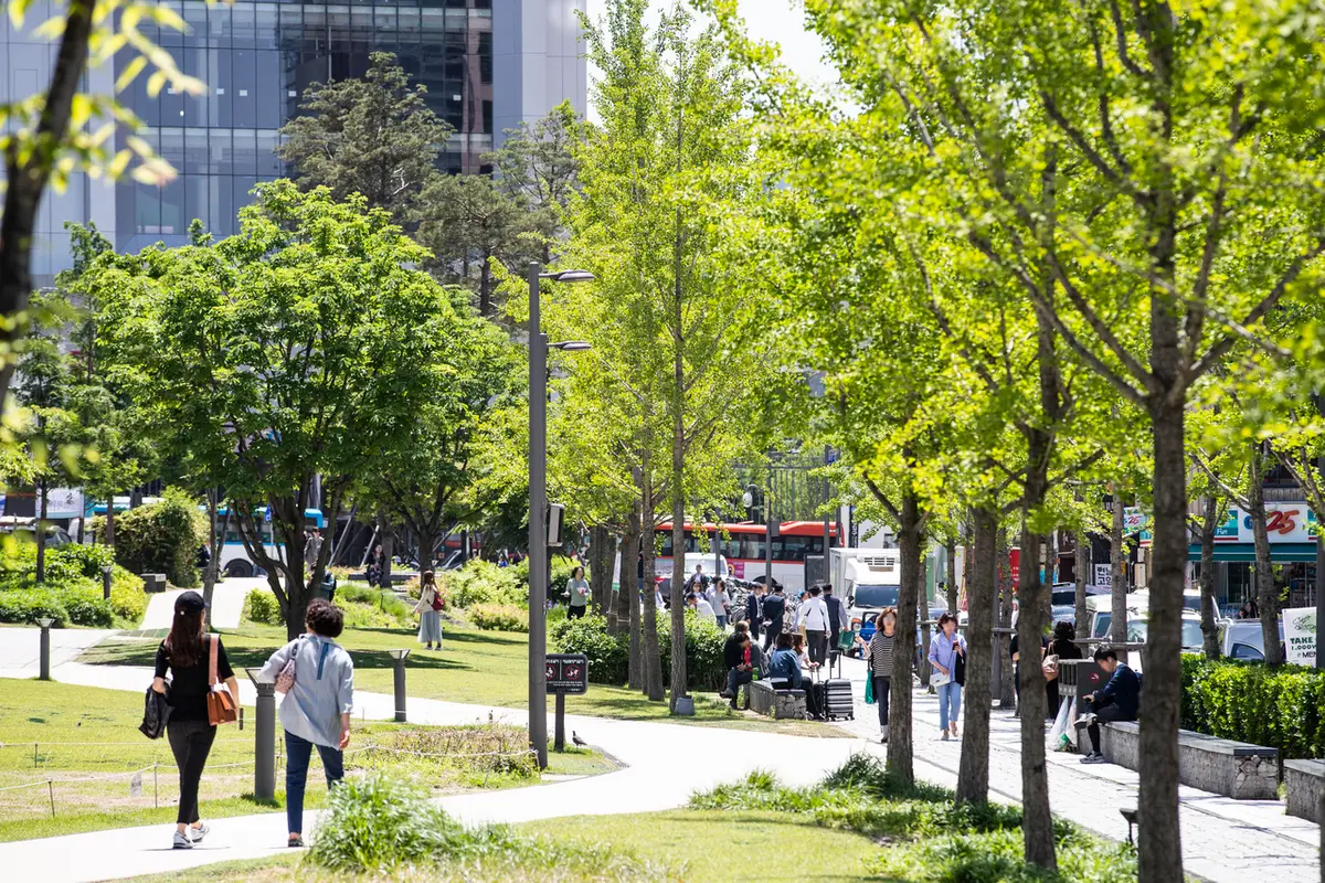 Gyeongui Line Forest Park in Yeonnam-dong near Hongdae shopping streets
