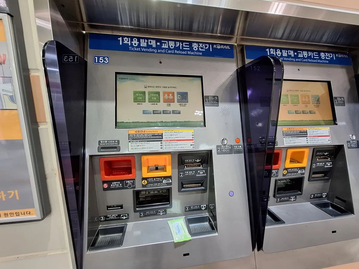 Single-use ticket and transport-card recharge machines at Soraepogu station.