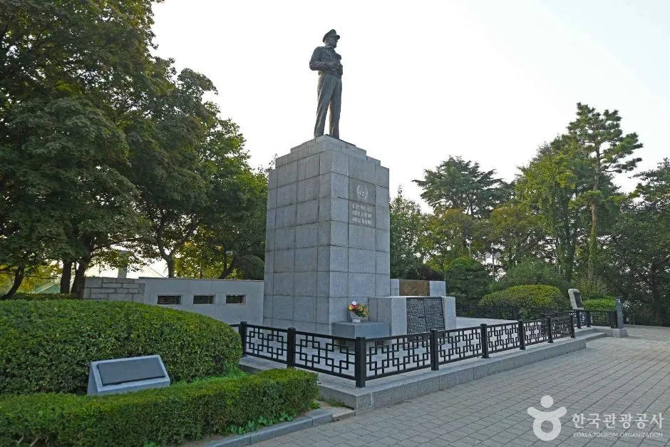 General MacArthur statue and paved paths at Jayu Park in Incheon