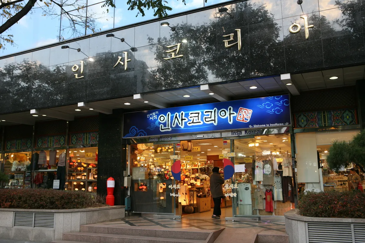 Souvenir shop entrance on Insadong-gil for Korean traditional gift shopping