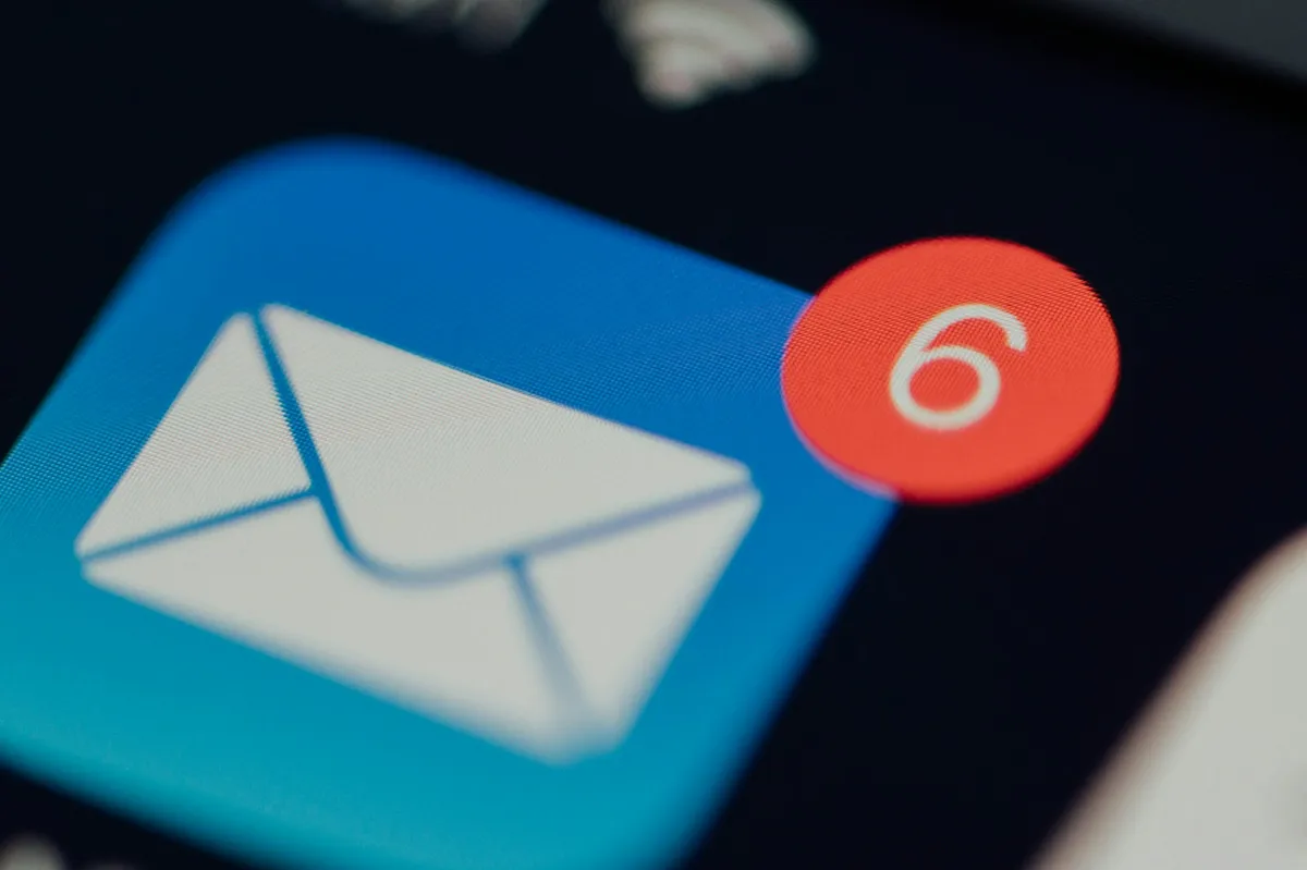 Email notification icon for an arrival card issue number message