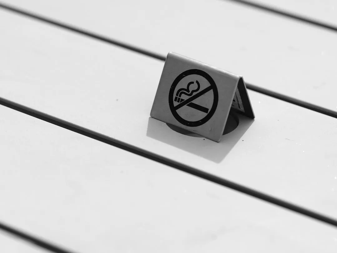 No smoking sign on outdoor table for Korea smoking areas guide
