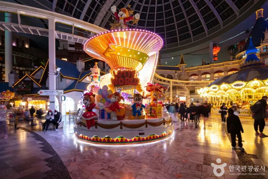 Outdoor attractions at Magic Island in Lotte World Seoul