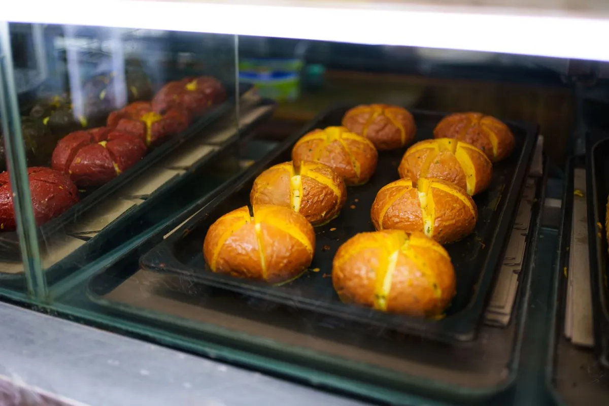 Round garlic bread buns displayed on a bakery tray in Korea