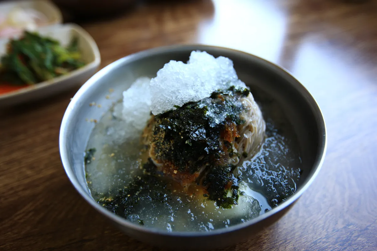 Makguksu with crushed ice and seaweed for a cold noodle guide