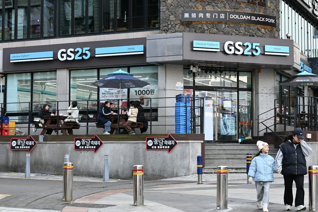 Outdoor seating at a GS25 convenience store for a Korean convenience store food guide