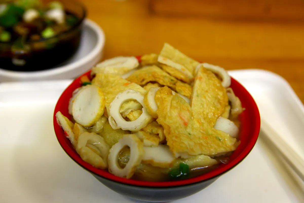 Eomuk fish cake pieces served in broth for a Korean fish cake guide