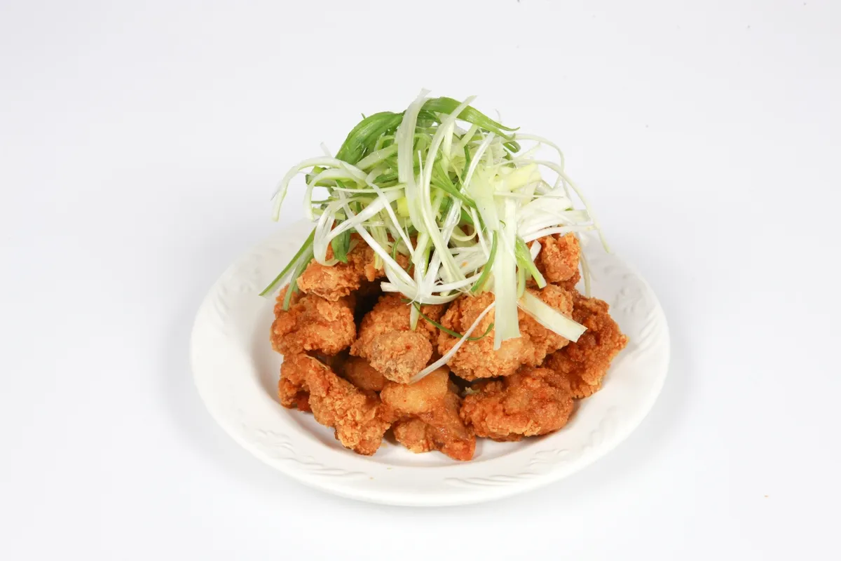 Plain fried chicken with sliced green onion in a Korean fried chicken guide