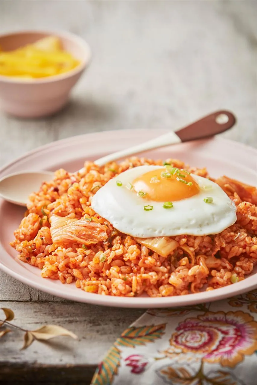 Kimchi bokkeumbap topped with egg for a Korean rice dishes guide