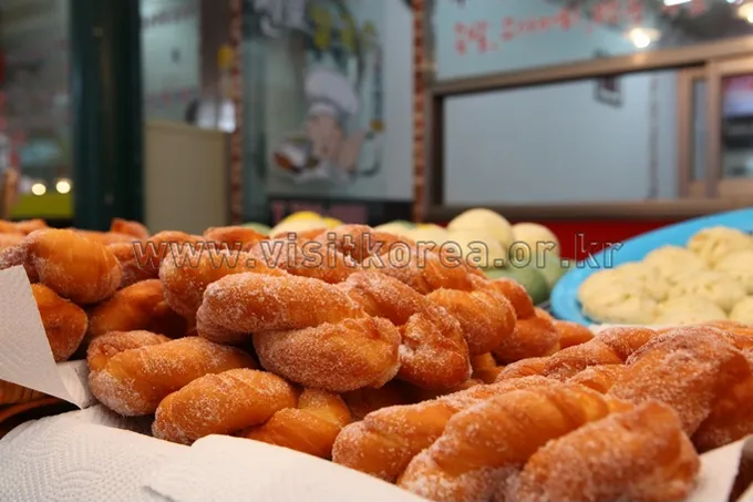 Kkwabaegi twisted Korean doughnuts at a market stall