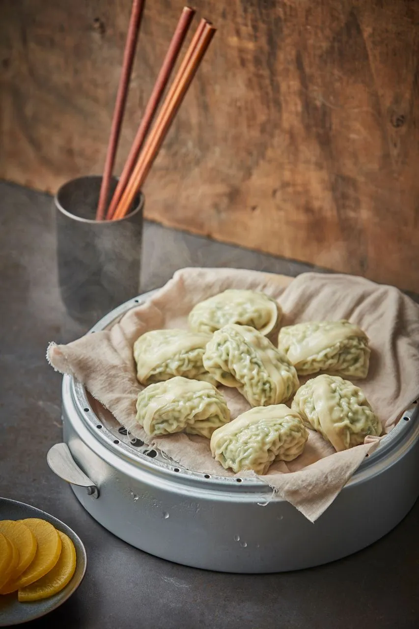 Steamed meat dumplings served as buns for a Korean mandu guide
