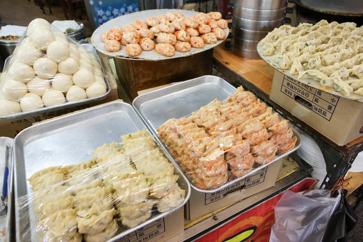 Steamed mandu at a Korean traditional market stall for a Korean mandu guide