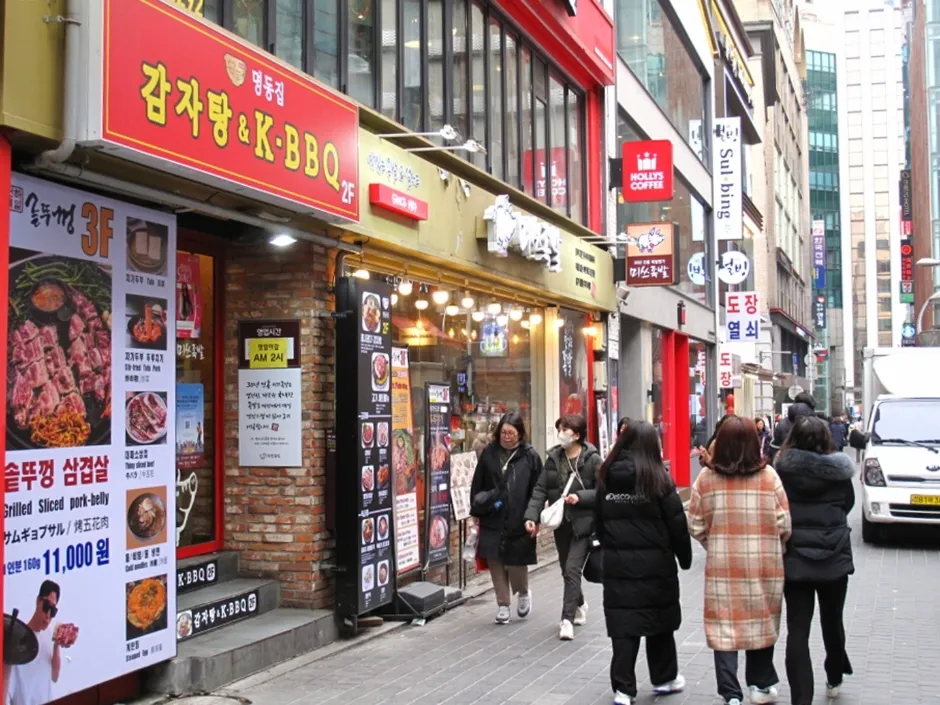 Jokbal and bossam table at Myth Jokbal Myeongdong
