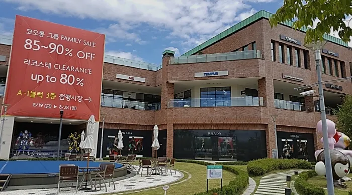 Brick retail buildings and pedestrian walkway at Lotte Paju Premium Outlet