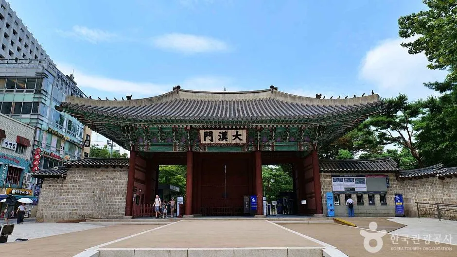 Daehanmun Gate of Deoksugung Palace near City Hall Station