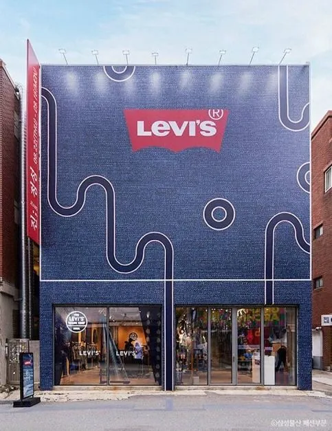 Levi's exterior display at Stage 35 Seongsu pop-up store building