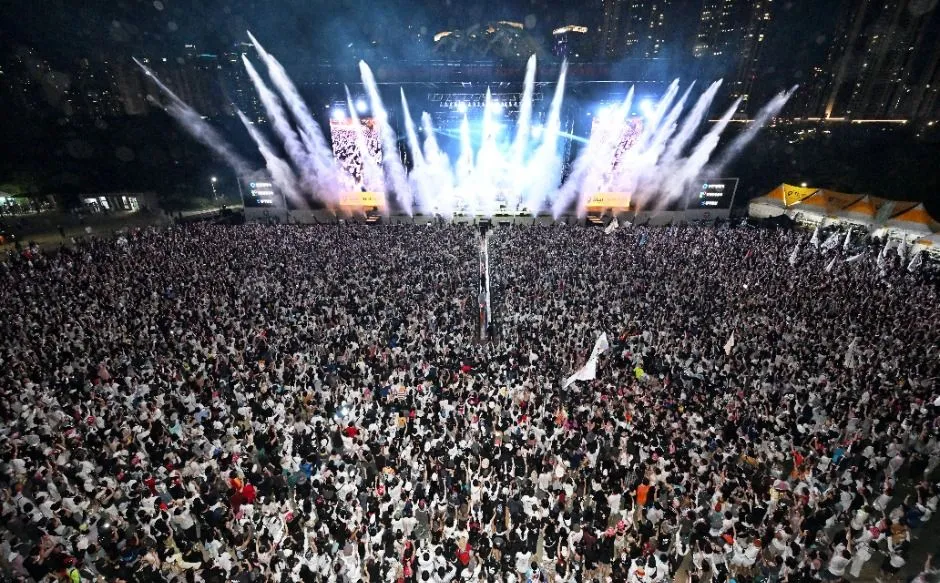 Outdoor stage crowd at Incheon Pentaport Rock Festival in Songdo for summer 2026