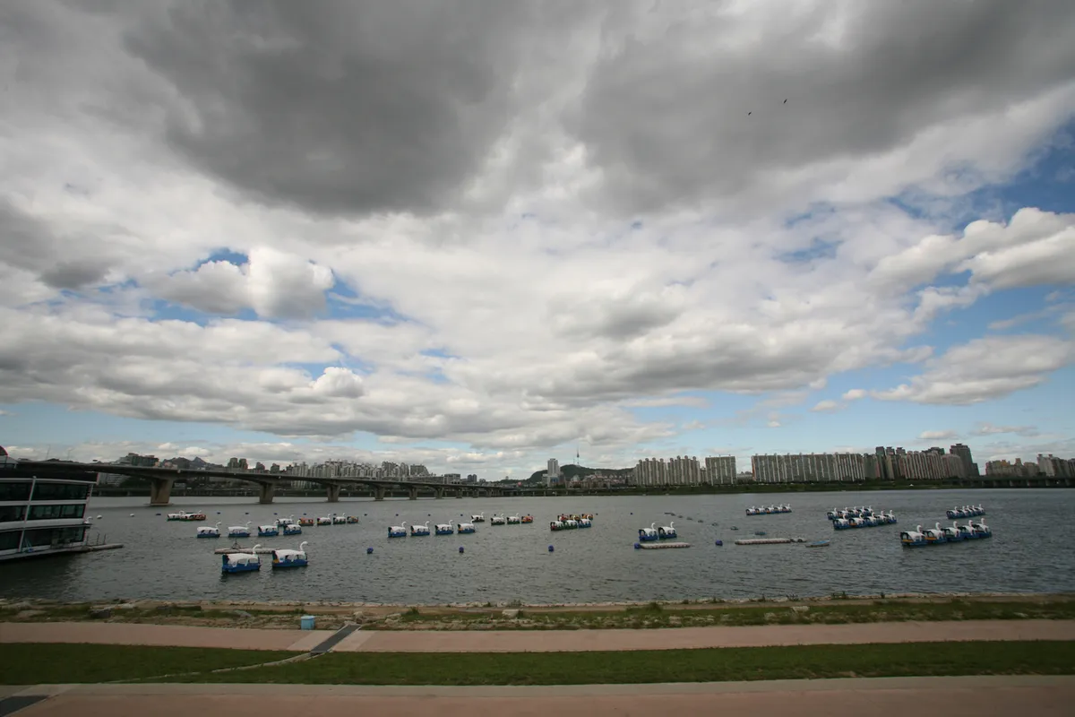 Han River area for Seoul hotel location choices